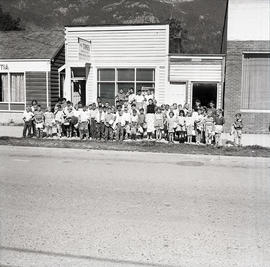 Children in front of the Squamish Times office